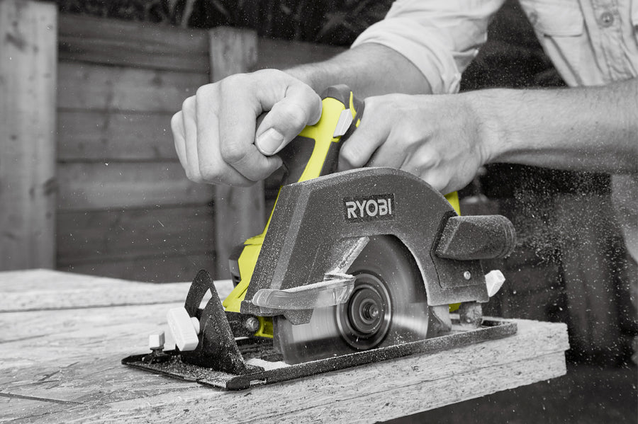 RYOBI 4 outils : 1 perceuse-visseuse + scies (sauteuse, circulaire & sabre) + 2 batteries 4 Ah & 2Ah + 1 chargeur & sac de transport