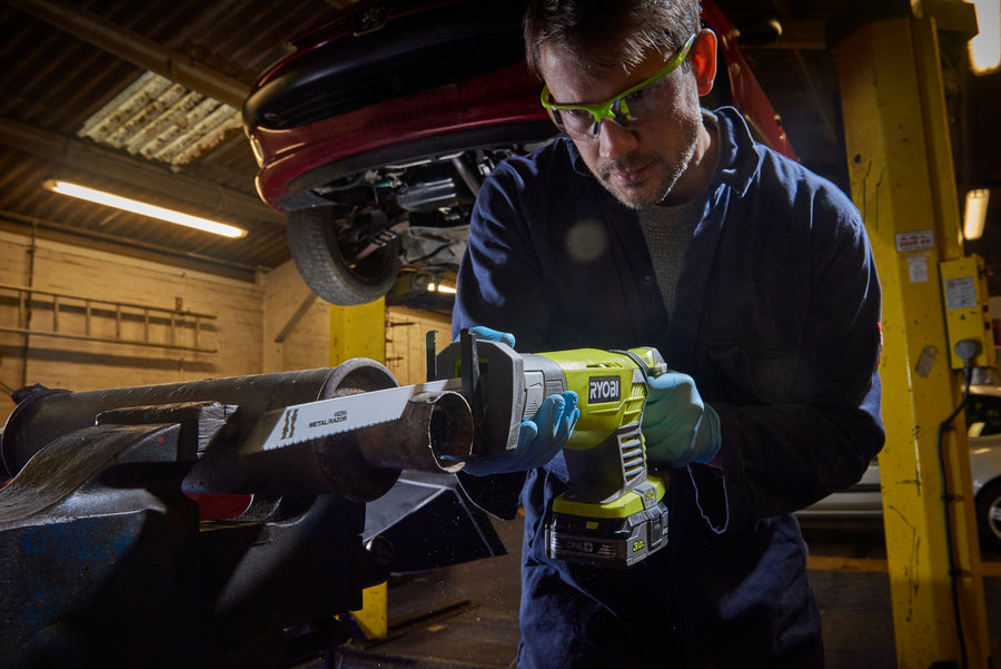 RYOBI 4 outils : 1 perceuse-visseuse + scies (sauteuse, circulaire & sabre) + 2 batteries 4 Ah & 2Ah + 1 chargeur & sac de transport